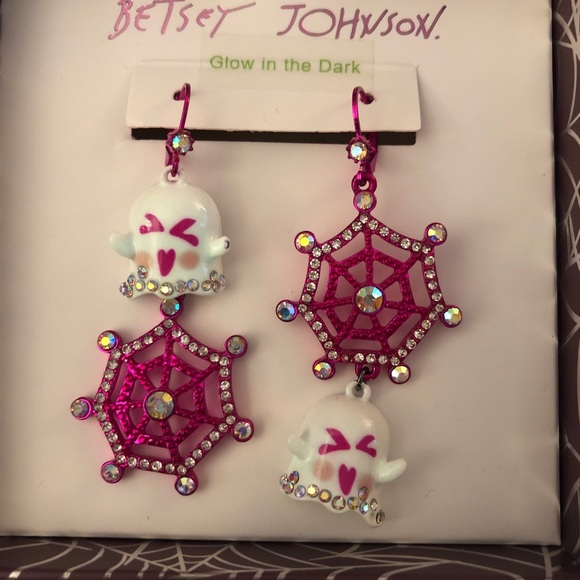 Betsey Johnson Fuchsia Tone Ghost & Spider Web Mismatch Drop Earrings NIB - Picture 3 of 12